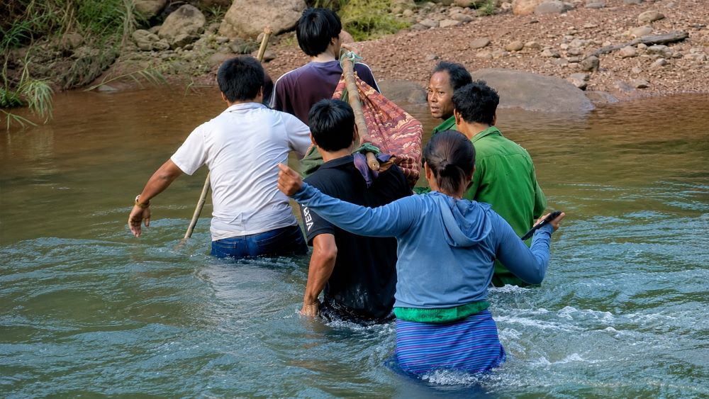 Người dân bản Dốc Mây vượt suối, băng rừng 15km khiêng người bị rắn cắn đi cấp cứu. Câu chuyện xúc động về tình người.
