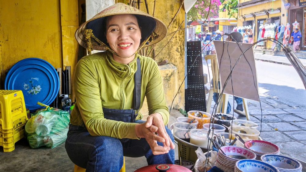 Chị Bảy bán chè ở Hội An gây bất ngờ khi có thể giao tiếp bằng 5 thứ tiếng, tạo ấn tượng với nhiều du khách.