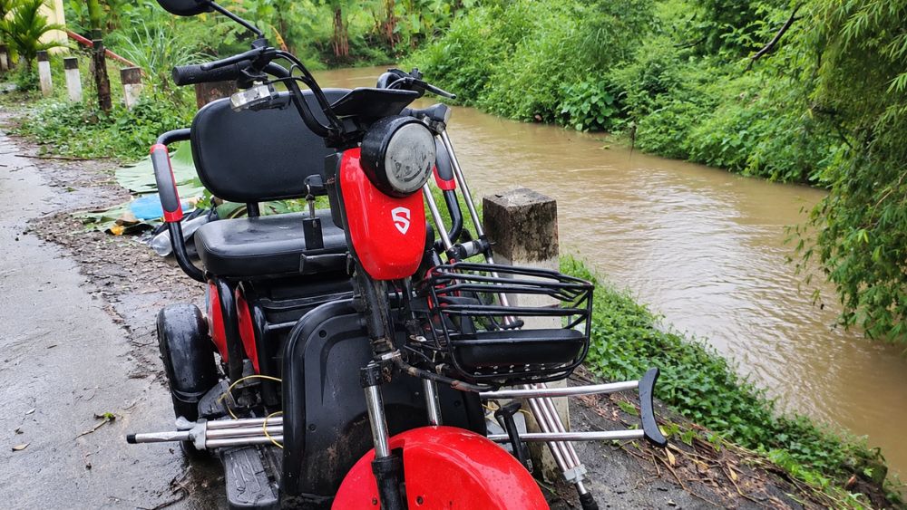 Một người ở Thái Nguyên rơi xuống suối tử vong, gia đình phát hiện xe máy bên suối và trình báo cơ quan chức năng.