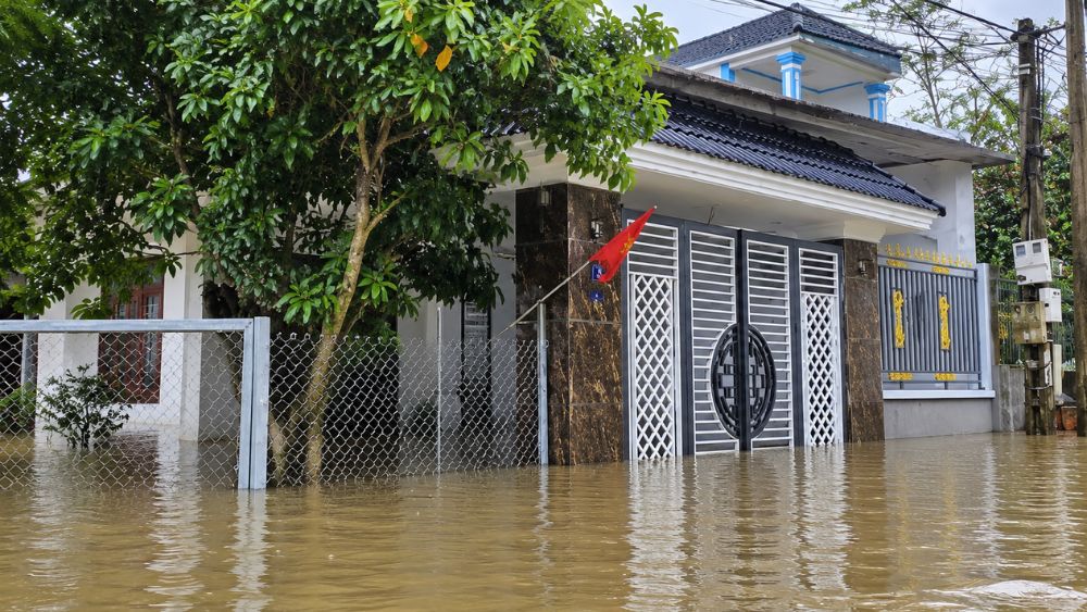 Lũ lớn khiến hàng nghìn nhà dân ở Thanh Hóa ngập sâu, gây nhiều khó khăn cho người dân trong vùng bị ảnh hưởng.