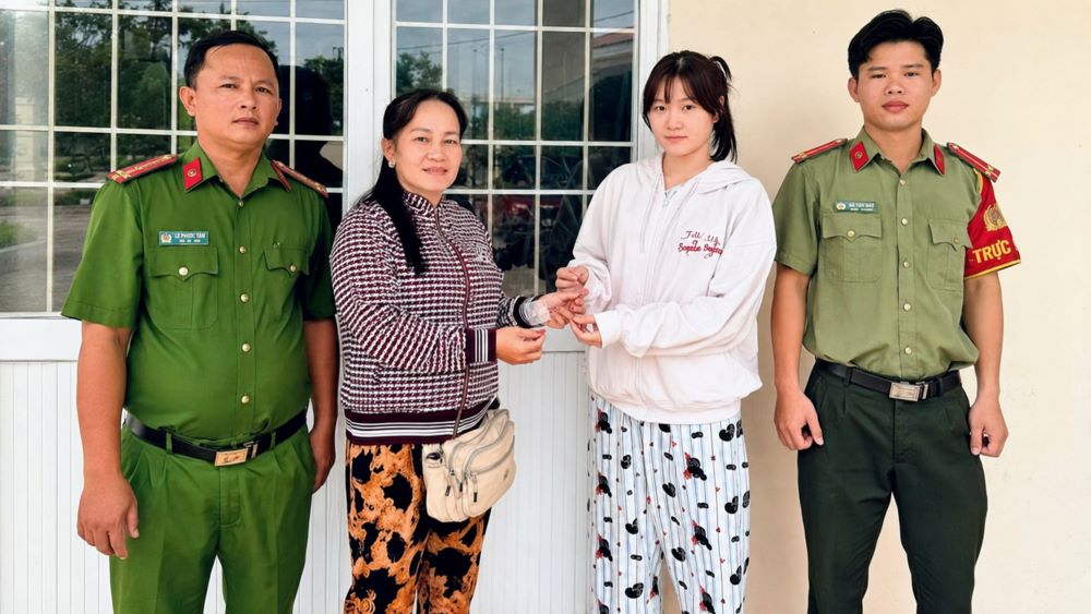 Nhặt được dây chuyền vàng, người bán vé số đã làm việc ý nghĩa khiến chủ nhân xúc động. Câu chuyện đẹp về sự trung thực, tử tế.