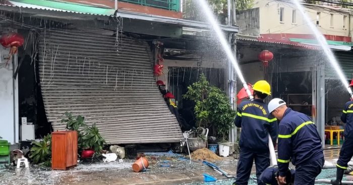 Nổ khí gas tại nhà dân ở Hải Phòng khiến con trai chủ nhà bị thương. Lực lượng chức năng nhanh chóng dập lửa, điều tra nguyên nhân vụ việc.