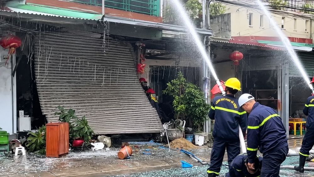 Nổ khí gas tại nhà dân ở Hải Phòng khiến con trai chủ nhà bị thương. Lực lượng chức năng nhanh chóng dập lửa, điều tra nguyên nhân vụ việc.
