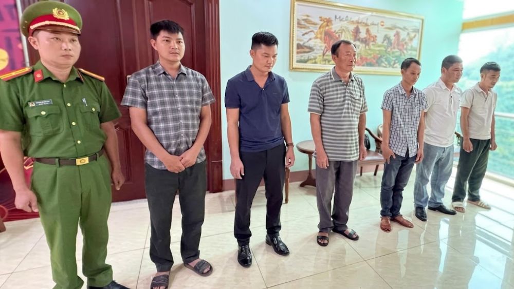 Nữ giám đốc doanh nghiệp chung chi tiền hàng tháng cho cán bộ bảo vệ rừng để "thông báo" chuyển gỗ qua địa chỉ bàn. Bấm xem chi tiết!