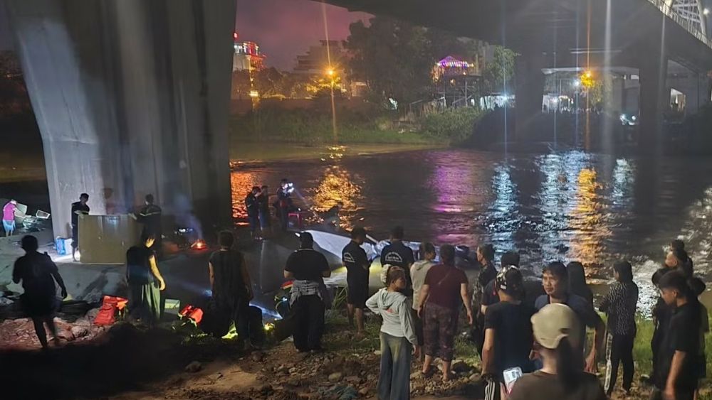 Tìm thấy thi thể nữ sinh lớp 11 nhảy cầu Bến Tượng ở Thái Nguyên sau nhiều giờ tìm kiếm, cách cầu khoảng 150m.