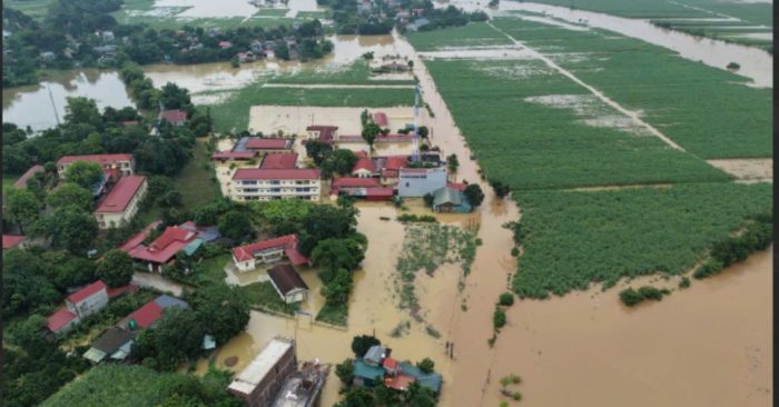 Nước lũ dâng nhanh, nhiều gia đình không kịp trở tay