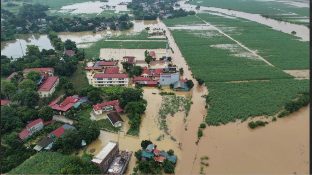 Nước sông Bưởi dâng cao vượt báo động 3 gây ngập sâu hàng trăm nhà dân và hàng trăm hecta hoa màu tại Thanh Hóa.