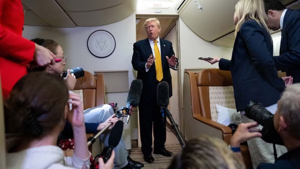 Ông Trump thoát hiểm khỏi Air Force One bằng xe chở suất ăn trong màn đánh lạc hướng gây chú ý, với nhóm phóng viên và quan chức làm mồi nhử.