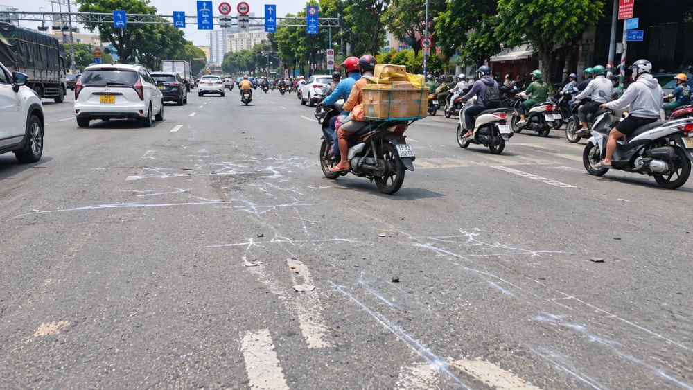 Ôtô Mercedes tông 3 xe máy dừng đèn đỏ ở TP HCM, khiến hai người bị thương. Hiện trường ghi nhận vết cày dài hơn 10 m