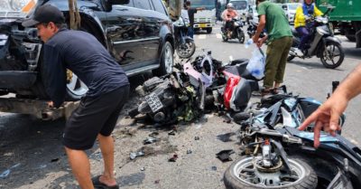 Ôtô lao vào loạt xe máy dừng đèn đỏ, hai người bị thương ở Tân Bình
