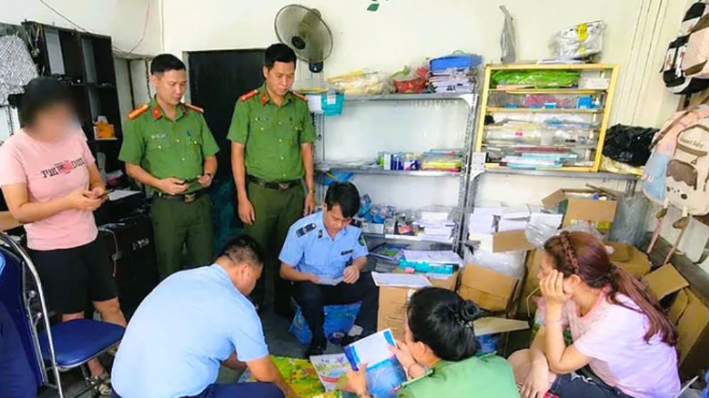 Phát hiện tiệm photocopy ở Ninh Bình tự in, bán nhiều sách giáo khoa từ lớp 1 đến 12 khi chưa được phép. Cơ quan chức năng đang xử lý.