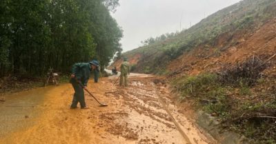 Mưa lớn dồn dập, các lực lượng quân dân căng mình ứng phó