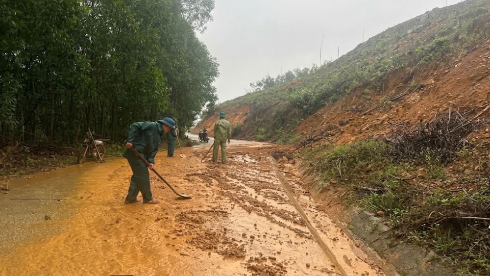 Lực lượng vũ trang Đà Nẵng trực tiếp, chủ động dọn dẹp bảo vệ và phân luồng giao thông để đảm bảo an toàn cho người dân trong mưa đá kéo dài.