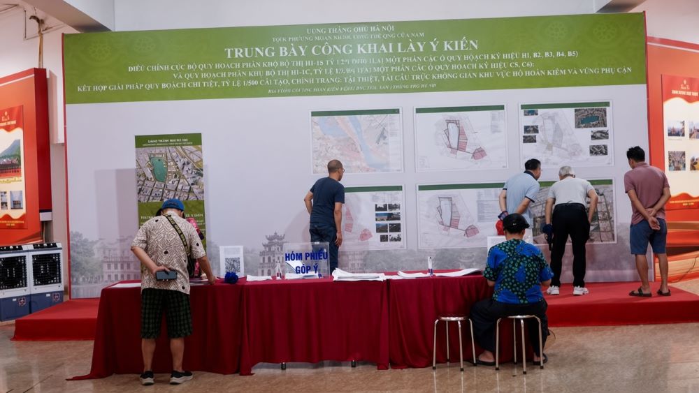 Người dân Hà Nội tìm hiểu, tra cứu và góp ý về phương án điều chỉnh quy hoạch hồ Gươm đang được công khai lấy ý kiến.