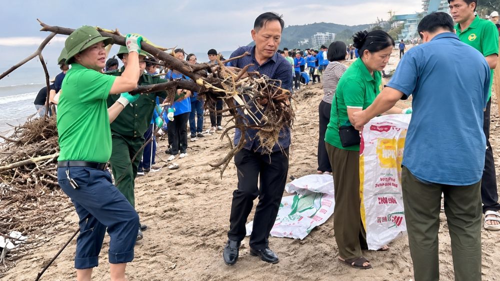Khoảng 6.000m³ rác, củi dạt vào bãi biển Sầm Sơn sau mưa lũ, địa phương huy động lực lượng khẩn trương thu gom, xử lý.