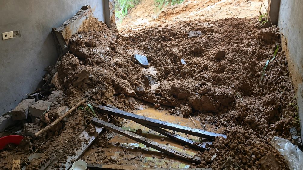 Sạt lở tại xã Đà Bắc, Phú Thọ vùi lấp ba người trong một gia đình. Hiện trường ngôi nhà bị bùn đất tràn vào sau mưa lớn.