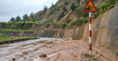 Quốc lộ báo thông suốt, bốn điểm vẫn sạt lở và ngập nước