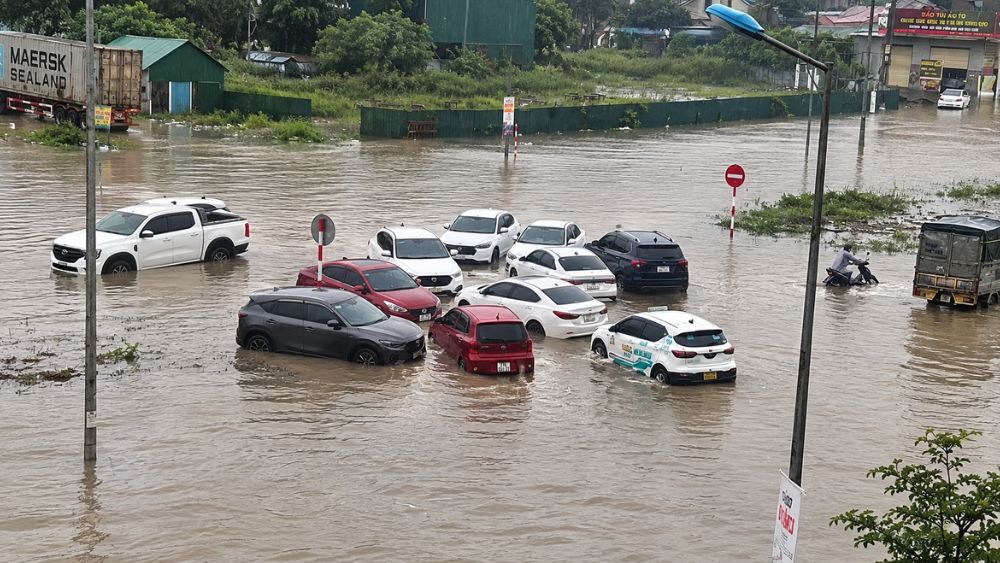 Sạt lở núi nghiêm trọng ở Nghệ An vùi lấp tỉnh lộ 543C, trong khi mưa lớn gây ngập nhiều tuyến phố, ô tô mắc kẹt