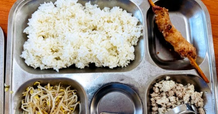 Suất ăn bán trú 40.000 đồng tại một trường tiểu học ở Hà Nội gây chú ý vì ít món ăn. Thành phố yêu cầu kiểm tra, làm rõ phản ánh.