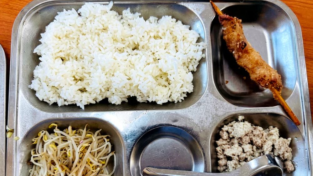Suất ăn bán trú 40.000 đồng tại một trường tiểu học ở Hà Nội gây chú ý vì ít món ăn. Thành phố yêu cầu kiểm tra, làm rõ phản ánh.
