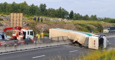 Một thoáng buồn ngủ, cả cao tốc bị chặn lại