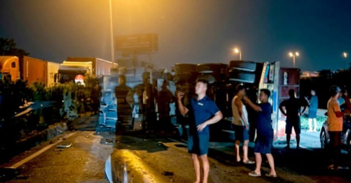 Cọc bê tông văng giữa quốc lộ 5, 3 xe tông liên hoàn trong đêm