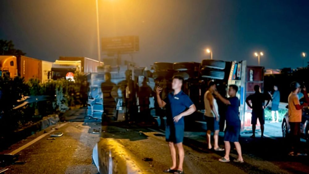 Xe chở cọc bê tông lật trên quốc lộ 5, hàng hóa văng xuống đường gây tai nạn liên hoàn, khiến 3 xe hư hỏng và giao thông ùn tắc.