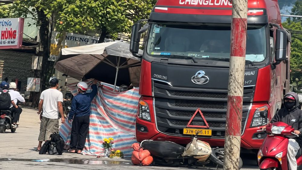 Tai nạn trên QL48 qua Nghệ An giữa xe đầu kéo và xe máy khiến người đàn ông tử vong tại chỗ. Xem hiện trường vụ việc.