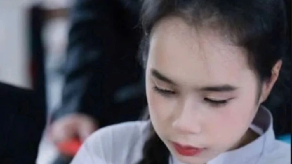 Thảo Nhi, cô gái 19 tuổi ở Quảng Trị, gây chú ý với khả năng giao tiếp tiếng Anh tự nhiên khi phụ mẹ trò chuyện với khách Tây.