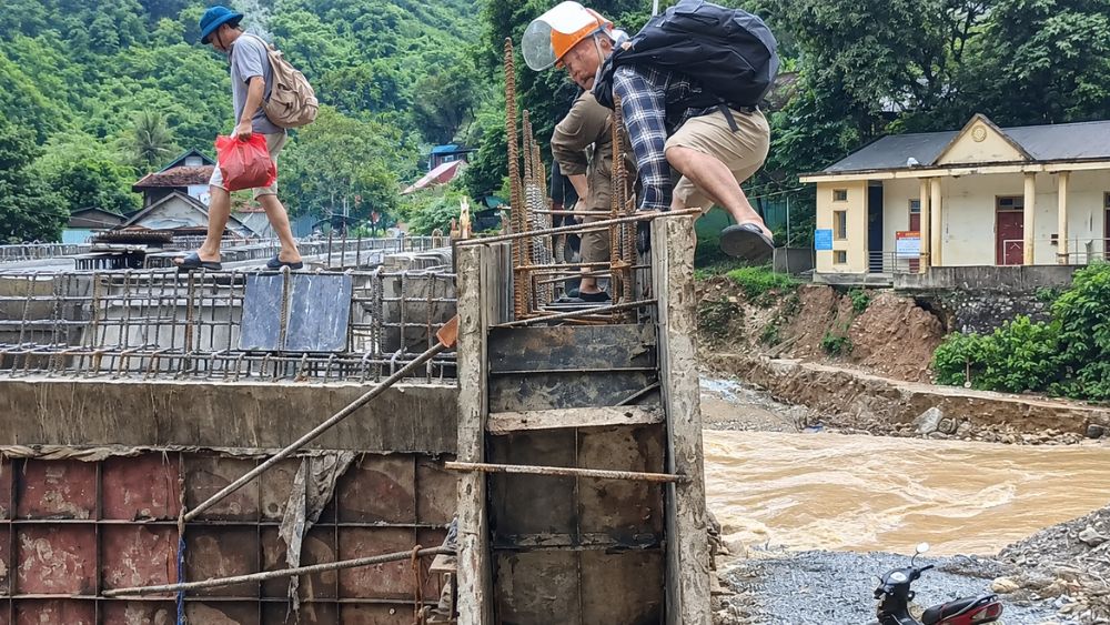 Mưa lũ chia cắt đường vào các điểm trường ở Tam Thái, 4 thầy giáo vượt lũ đến Huồi Sơn để trở lại dạy học từ ngày 22/9.