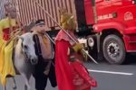 4 “thầy trò Đường Tăng” cưỡi ngựa vào làn ô tô, hé lộ lý do