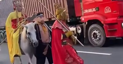 4 “thầy trò Đường Tăng” cưỡi ngựa vào làn ô tô, hé lộ lý do