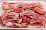 Giá heo nhập khẩu giảm sâu, người nuôi trong nước thêm khó