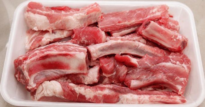 Giá heo nhập khẩu giảm sâu, người nuôi trong nước thêm khó