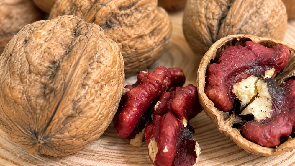 Hạt óc chó, hạt chia, cá béo và nhiều thực phẩm giàu omega-3 có thể hỗ trợ sức khỏe tim mạch. Xem cách bổ sung qua chế độ ăn.