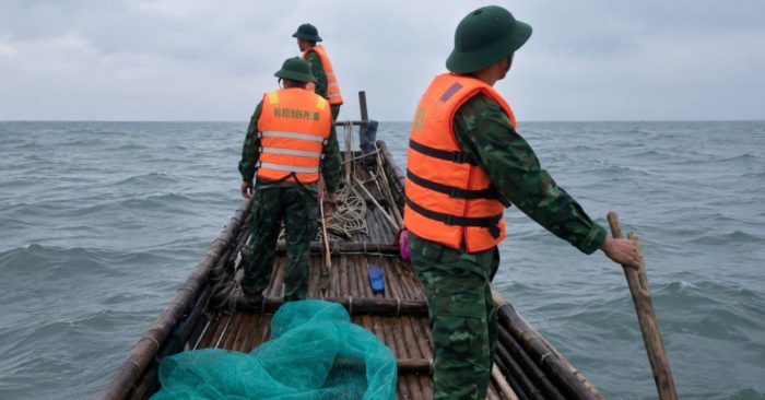 Lực lượng cứu hộ tìm thấy thi thể ngư dân mất tích ở Thanh Hóa sau nhiều giờ tìm kiếm trên biển.