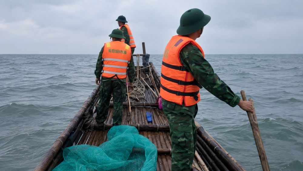 Lực lượng cứu hộ tìm thấy thi thể ngư dân mất tích ở Thanh Hóa sau nhiều giờ tìm kiếm trên biển.