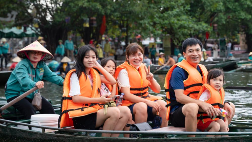 Du lịch Ninh Bình bùng nổ dịp 2-9, dự kiến đón gần 777.000 lượt khách, tổng thu khoảng 1.030 tỉ đồng trong 5 ngày nghỉ lễ.