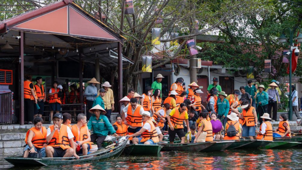 Du lịch Ninh Bình bùng nổ dịp lễ 2-9, dự kiến đón gần 777.000 lượt khách và thu khoảng 1.030 tỉ đồng.
