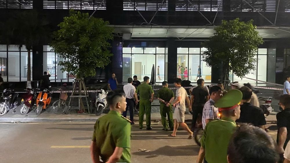 Hải Phòng: Người đàn ông trung niên rơi từ tầng thượng chung cư Đổng Quốc Bình xuống sảnh, tử vong. Công an phong tỏa hiện trường điều tra.