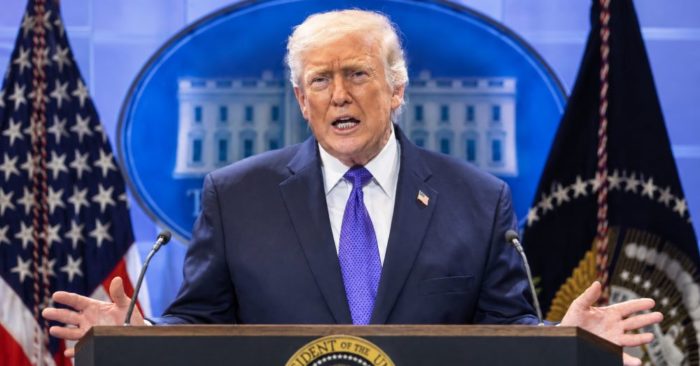 Trump nhắc lại cam kết phát 5.000 USD cho người Mỹ