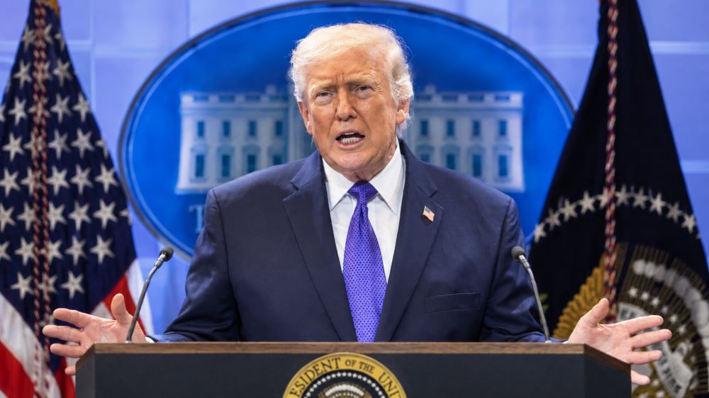Tổng thống Trump cam kết phát 5.000 USD cho mỗi người Mỹ trưởng thành nếu đảng Cộng hòa thắng cuộc bầu cử giữa kỳ.