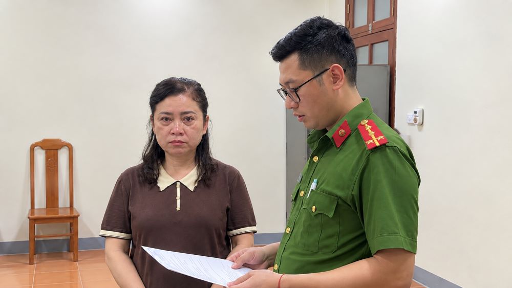 Trưởng phòng Thuế tỉnh Lạng Sơn Lộc Thị Hồng bị khởi tố, bắt tạm giam với cáo buộc nhận hối lộ 550 triệu đồng.