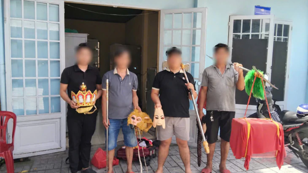 4 người hóa trang thành thầy trò Đường Tăng cưỡi ngựa, đi bộ giữa làn ô tô ở TP.HCM để phục vụ tang lễ, được mời làm việc.