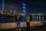 2.977 UAV tạo hình tháp đôi trên bầu trời New York