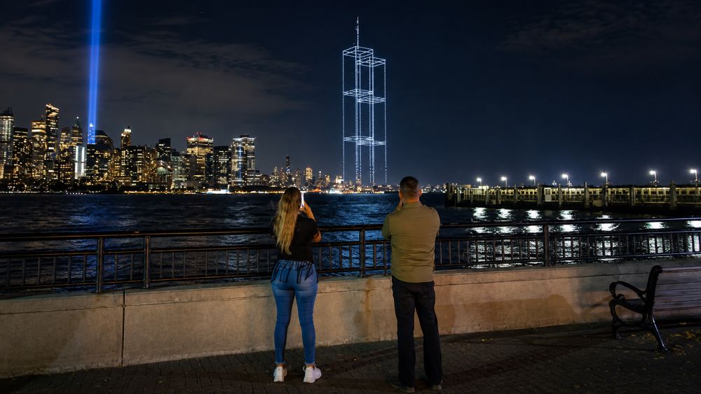 Gần 3.000 UAV xếp hình tháp đôi trên bầu trời New York, tưởng nhớ các nạn nhân vụ khủng bố 11/9/2001.