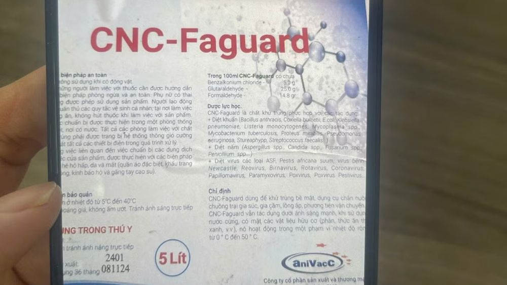 Người đàn ông 31 tuổi ở Tây Ninh uống nhầm 2 ngụm thuốc thú y cất trong tủ lạnh, bị tổn thương thực quản và viêm phổi.