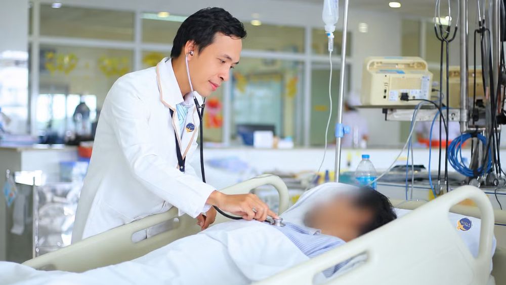 Người đàn ông 31 tuổi ở Tây Ninh uống nhầm 2 ngụm thuốc thú y cất trong tủ lạnh, bị ăn mòn thực quản và viêm phổi.