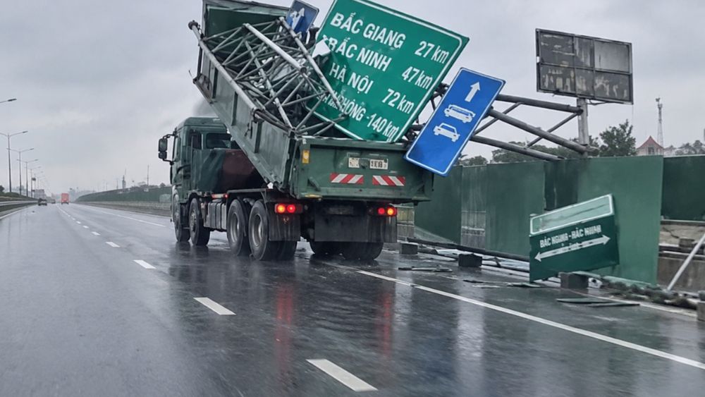 Điều tra vụ xe ben tông sập giá long môn trên đường dẫn cao tốc TPHCM - Long Thành - Dầu Giây, gây thiệt hại tài sản hơn 100 triệu đồng.