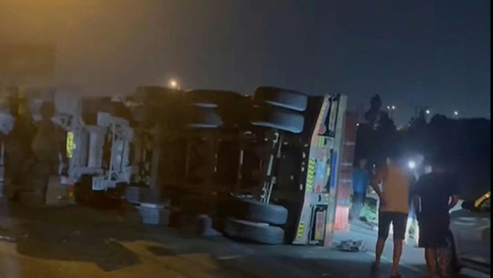 Xe chở cọc bê tông lật trên quốc lộ 5, hàng loạt cọc đổ xuống đường gây tai nạn liên hoàn, khiến 3 xe hư hỏng và giao thông ùn tắc.